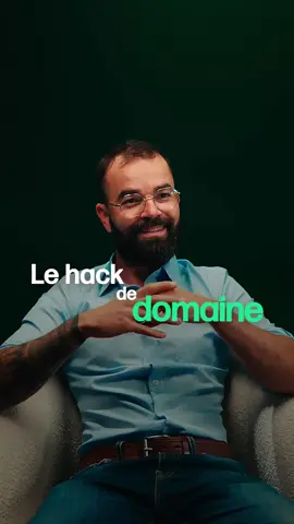 Un mec a eu l’audace de récupérer l'ancien site de campagne de Marine Le Pen pour vendre des cuiseurs vapeur. Oui, oui 😅 Quand le nom de domaine est tombé dans le domaine public, il l’a racheté. Il l’a relooké avec des guides d’achat pour aspirateurs, cuiseurs et compagnie. Pourquoi c’est malin ? Parce que des milliers de sites renvoyaient déjà vers cette URL. Et pour Google, ça veut dire : autorité maximale. 👉 Le site est remonté en flèche dans les résultats de recherche. Et ce sont des dizaines de milliers d’euros de commissions Amazon qui ont été touchées via ce site jusqu’à ce qu’il finisse par se faire “identifier” par les gendarmes du web. Mais cette idée a fait des petits. Aujourd’hui, si tu tapes “meilleur cuiseur vapeur”, tu tombes forcément sur des gros médias. Ils ont capté le filon et lancé leurs propres guides d’achat pour toucher des commissions via l’affiliation, grâce à leur SEO déjà bien costaud. Ce n’est plus juste une question de contenu. C’est une stratégie d’influence sur les moteurs de recherche. Tu y avais pensé, toi ?