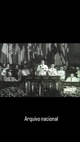 📜✨ O dia em que o Brasil declarou guerra ao Eixo ✨📜 Em 22 de agosto de 1942, após os ataques de submarinos alemães e italianos a navios mercantes brasileiros, o Governo do Brasil declarou oficialmente guerra às potências do Eixo. Esse foi o início de uma nova e desafiadora jornada que culminou no envio da Força Expedicionária Brasileira (FEB) para lutar na Itália ao lado dos Aliados, levando a coragem e a determinação dos pracinhas para além-mar. Agradecemos ao Arquivo Nacional por preservar e compartilhar esse registro histórico em vídeo, mantendo viva a memória daqueles que se sacrificaram pela liberdade. 🇧🇷🎖️ #FEB #ArquivoNacional #MemóriaHistórica #HistóriaDoBrasil #SegundaGuerraMundial     