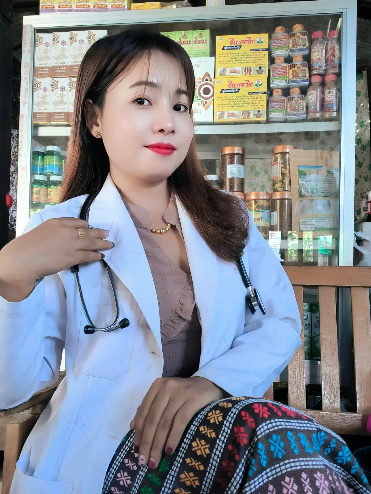 အိပ်ရေးပျက်ခြင်းရဲ့ ဆိုးကျိုးများ 1. ဦးနှောက်နဲ့ အာရုံကြော ဦးနှောက်က တစ်ကိုယ်လုံးရဲ့ လုပ်ငန်းဆောင်တာတွေကို ထိန်းချုပ်ပေးရတာပါ။ အိပ်ရေးပျက်တဲ့အခါ ခန္ဓာကိုယ်က ဦးနှောက်ဆီကို အချက်ကောင်းကောင်း မပြနိုင်တော့ပါဘူး။ အိပ်နေတဲ့ အချိန်အတွင်းမှာ ဦးနှောက်ဆဲလ်လေးတွေက တစ်နေ့တာ တွေ့ကြုံရသမျှကို မှတ်သားပေးပါတယ်။ မအိပ်ထားရင် ဦးနှောက်က ပင်ပန်းပြီး သူ့အလုပ်သူ လုပ်နိုင်တော့မှာ မဟုတ်ပါဘူး။ ဒါ့ပြင် အာရုံစူးစိုက်ရတာ၊ မှတ်ရခက်တာတွေ  ဖြစ်လာမှာပါ။ ခန္ဓာကိုယ်က တုံ့ပြန်တာ နှေးသွားတဲ့အတွက် မတော်တဆထိခိုက်နိုင်ချေလည်း ပိုများပါတယ်။ နောက်ပြီး အားလုံးသိပါတယ်။ အိပ်ရေးမဝရင် ဘာကို အလိုမကျမှန်းမသိ အလိုလိုနေရင်း စိတ်တိုနေတာပါ။ ဆုံးဖြတ်ချက်ချတာလည်း မှားနိုင်သလို၊ စိတ်ကူးဉာဏ်တွေလည်း မပွင့်တော့ပါဘူး။ ရေရှည်မှာ မရှိတာတွေကို ရှိတယ်လို့ ထင်လာမယ်။ အထင်မှားတွေ အမြင်မှားတွေ ဖြစ်လာမယ်။ စိတ်ပိုင်းဆိုင်ရာ ထိခိုက်မှုတွေ ဖြစ်တဲ့ စိတ်လှုပ်ရှားတာ စိတ်ကျတာ တတေေချင်စိတ်ပေါက်တာတွေ  ဖြစ်လာနိုင်ပါတယ်။ တစ်ခါတစ်လေ အိပ်ငိုက်လွန်းလို့ နေ့လည်ဘက်တွေမှာ ကိုယ့်ကိုယ်ကို မသိလိုက်ဘဲ ခဏလေး အိပ်ပျော်သွားလိမ့်မယ်။ ဒါဟာ အင်မတန်မှ အန္တရာယ်များပါတယ်။ မတော်တဆ ကားမောင်းနေရင်းနဲ့ ဖြစ်ဖြစ်၊ အမြင့်တက်နေရင်းနဲ့ ဖြစ်ဖြစ် အိပ်ပျော်သွားခဲ့မယ်ဆိုရင် အက်စီးဒင့်ဖြစ်နိုင်ချေ များပါတယ်။ 2. ခုခံအားစနစ် အိပ်နေတဲ့အချိန်မှာ သင့်ခန္ဓာကိုယ်က ခုခံအားဓာတ်တစ်မျိုးဖြစ်တဲ့ cytokines ကို ထုတ်ပေးပါတယ်။ သူက ဘက်တီးရီးယားတွေ၊ ဗိုင်းရပ်စ်တွေကို တိုက်ထုတ်ပေးပါတယ်။ နောက်ပြီး လူကိုလည်း အိပ်ပျော်စေပါတယ်။ အိပ်ရေးဝမှ အားပြည့်ပြီး ရောဂါဒဏ်ကို ခံနိုင်ရည်ရှိမှာပါ။ အိပ်ရေးမဝဘူးဆိုရင် ခုခံအားစနစ် တဖြည်းဖြည်း ပျက်ယွင်းလာမှာပါ။ အားမရှိတဲ့အတွက် ရောဂါပိုးတွေကို တိုက်ထုတ်နိုင်မှာ မဟုတ်သလို နေမကောင်းဖြစ်ပြီးရင်လည်း နာလန်ထူဖို့ ခက်ပါတယ်။ ရေရှည်မှာ ဆီးချိုတို့လို နှလုံးရောဂါတို့လို နာတာရှည်ရောဂါတွေပါ ဖြစ်လာနိုင်ပါတယ်။ 3. အသက်ရှူလမ်းကြောင်း အိပ်စက်ခြင်းနဲ့ အသက်ရှူလမ်းကြောင်းက အပြန်အလှန် ဆက်စပ်နေပါတယ်။ အိပ်ဟောက်ရှူရပ်ရောဂါဖြစ်တဲ့ အိပ်နေတုန်းမှာ အသက်ရှူရပ်ရပ်သွားတာက အိပ်ရေးကို ပျက်စေပါတယ်။ အိပ်နေရင်း နိုးနိုးလာတဲ့အတွက် အိပ်ရေးပျက်ပြီး ခုခံအားကျလာတာကြောင့် ရေရှည်မှာ အအေးမိ၊ တုပ်ကွေး ဖြစ်လွယ်ပါတယ်။ ဒါ့ပြင် နဂိုရှိပြီးသား ရောဂါအခံဖြစ်တဲ့ နာတာရှည် အဆုတ်ရောဂါတွေကိုလည်း ပိုဆိုး စေပါတယ်။ 4. အစာခြေစနစ် အစားကလည်း အများကြီးစားမယ်၊ လေ့ကျင့်ခန်းလည်း မလုပ်တဲ့ အပြင် အိပ်ရေးပါထပ်ပျက်ဦးမယ်ဆိုရင် အဝလွန်လာဖို့ မကြာတော့ပါဘူး။ အိပ်စက်ဖြင်းက ဆာလောင်ခြင်းနဲ့ ပြည့်အင့်ခြင်းကို ထိန်းချုပ်ပေးတဲ့ ဟော်မုန်းနှစ်ခု leptin နဲ့ ghrelin အပေါ် သက်ရောက်မှု ရှိပါတယ်။ leptinက ပြည့်အင့်ခြင်းကို ဖြစ်စေပါတယ်။ အိပ်ရေးပျက်လို့ ရှိရင် ဦးနှောက်မှာ leptinနည်းပြီး ဆာလောင်စေတဲ့ ghrelinများလာပါတယ်။ ဒါကြောင့် ညဘက်တွေမှာ အိပ်မပျော်လေ ဗိုက်ဆာလေ ဖြစ်တာပေါ့။ နောက်တစ်ခုက အိပ်ရေးပျက်ရင် ပင်ပန်းပြီး လေ့ကျင့်ခန်း မလုပ်နိုင်တော့ပါဘူး။ တစ်ရက်လည်း မဟုတ် နှစ်ရက်လည်း မဟုတ် ကြာလာတော့ ဝိတ်တက်လာတာပေါ့။ အိပ်ရေးပျက်လို့ရှိရင် အင်ဆူလင်လည်း အထွက်များလာပါတယ်။ အင်ဆူလင်က သွေးတွင်းသကြားဓာတ်ကို ထိန်းချုပ်ပေးပါတယ်။ အင်ဆူလင်များလာရင် အဆီကို သိုလှောင်တာများလာပြီး အမျိုးအစား (၂) ဆီးချိုရောဂါဖြစ်ဖို့ အလားအလာ များလာပါတယ်။ 5. နှလုံး အိပ်စက်ခြင်းက သင့်နှလုံးနဲ့ သွေးကြောတွေရဲ့ ကျန်းမာရေး အပြင် သွေးတွင်းသကြားဓာတ်၊ သွေးဖိအား၊ ဆဲလ်များ ရောင်ရမ်းခြင်း စတဲ့ အချက်တွေကိုပါ ထိန်းချုပ်ထားပါတယ်။ ဒါကြောင့် အိပ်ရေးသာ မဝဘူးဆိုရင် နောက်မှာ နှလုံးနဲ့ပတ်သတ်ပြီး ထိခိုက်မှုတွေ ဖြစ်လာမှာပါ။ လေ့လာချက်တွေအရ အိပ်ရေးပျက်တာက နှလုံးသွေးကြောပိတ်တာ၊ လေဖြတ်တာနဲ့ ဆက်စပ်မှုရှိနေပါတယ်တဲ့။ 6. ဟော်မုန်း ဟော်မုန်းတွေ ထုတ်တာက အိပ်စက်ခြင်းနဲ့ သက်ဆိုင်နေပါတယ်။ တက်စတိုစတီရုန်းလို့ ခေါ်တဲ့ ဟော်မုန်း ထုတ်နိုင်ဖို့အတွက် အနည်းဆုံး ၃နာရီလောက် ဆက်တိုက်အိပ်ထားရပါမယ်။ ညမှာ အိပ်ရေးပျက်ပြီး ခဏခဏ ထရတာက ဟော်မုန်းထုတ်တာကို ထိခိုက်စေပါတယ်။ ကလေးတွေနဲ့ လူငယ်တွေမှာလည်း ဒီလိုပါပဲ။ သူတို့ကြီးထွားဖို့ လိုအပ်တဲ့ growth hormoneက အိပ်ရေးပျက်ရင် အထွက်နည်းသွားပါတယ်။ ဦးနှောက်ထဲမှာ ရှိတဲ့ ပီကျူထရီဂလင်းက ထုတ်ပေးနိုင်ပေမယ့် ပုံမှန်ထုတ်ပေးဖို့ လေ့ကျင့်ခန်းနဲ့ အိပ်စက်ခြင်းက ကူညီပေးပါတယ်။ ကဲ ဒီလောက်ဆိုရင် အိပ်ရေးပျက်တာက စိတ်မကြည်တာအပြင် ကိုယ်ထဲမှာပါ တိတ်တဆိတ်ထိခိုက်မှုတွေ ဖြစ်တတ်တယ်ဆိုတာ သိလောက်ပါပြီ။ တစ်ည နှစ်ညဆိုရင် ပြဿနာ မရှိပေမယ့် ရေရှည်မှာ ကျန်းမာရေးမထိခိုက်အောင် ပုံမှန်အိပ်ချိန်နဲ့ အိပ်ရေးဝအောင် အိပ်ဖို့ အကြံပြုလို့ပါတယ်။