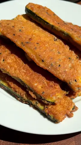 Crispy Parmesan Zucchini with Tzatziki Dip Full Recipe via  𝐋𝐢𝐧𝐤 𝐢𝐧 𝐦𝐲 𝐁𝐢𝐨 or 𝐄𝐒𝐒𝐄𝐍𝐏𝐀𝐑𝐀𝐃𝐈𝐄𝐒.𝐂𝐎𝐌 #crispyzucchini #parmesansnack #tzatziki