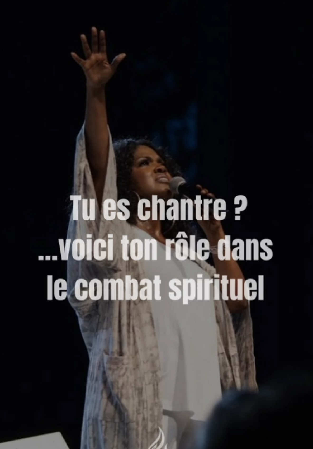 Si tu penses que le chantre est juste là pour “mettre l’ambiance” à l’église… Tu es déjà en train de perdre certaines batailles spirituelles. 1️⃣ Le chantre est un soldat d’avant-garde Dans la Bible, Dieu a souvent placé les chantres devant l’armée (2 Chroniques 20). Pourquoi ? Parce que dans le monde invisible, le son est une arme. Une voix ointe peut désarmer des puissances que les épées ne peuvent pas atteindre. Comprends ceci : quand tu ouvres la bouche en tant que chantre, tu ne chantes pas juste… tu déclares la guerre. #ChantreDeFeu #BatailleSpirituelle 2️⃣ Le chantre ouvre le ciel Aucune victoire spirituelle ne dure si le ciel reste fermé. En hébreu, Tehillah parle d’une louange habitée par la Présence de Dieu. Quand un chantre chante avec cette dimension, il crée un portail spirituel où Dieu descend et les ténèbres se retirent. Voilà pourquoi un chantre doit avoir plus de temps dans la chambre secrète qu’à l’estrade. #OnctionPuissante 3️⃣ Le chantre unifie et aligne l’armée de Dieu Une assemblée désunie est une proie facile pour l’ennemi. Par ses chants et ses paroles, le chantre amène toute l’église à battre au même rythme spirituel. Psaume 133 : “Là où il y a l’unité, Dieu envoie la bénédiction.” L’unité dans la louange prépare la percée dans la bataille. #UnitéSpirituelle  Pourquoi Satan attaque les chantres en premier Parce qu’il sait que si ta voix est éteinte, ton arme est neutralisée. Ses stratégies : distraction, lourdeur spirituelle, attaques sur la pureté, orgueil. Chantre, protège ta vie plus que ta voix. Une voix pure sans vie pure… n’a pas d’impact. Le chantre n’est pas un décor musical. C’est un déclencheur de percée, un porteur d’atmosphère, un soldat du son. Alors, si tu es chantre, rappelle-toi : ta bouche peut faire tomber des murailles que les mains ne peuvent pas toucher. Écris en commentaire : “Fais de ma voix une arme” si tu veux que ton chant soit une victoire pour le Royaume.      #shujaria 