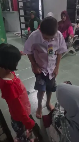 Pak Michael Beli Baju Sekolah  Abi langsung menarik tangan saya setelah sholat magrib , minta beli baju pesan bu guru besok pake baju putih celana warna merah sama rajab juga,  Abi kalau besok bagaimana, nggak Pak untuk pake besok pagi, memang selama ini mereka pake baju biasa, langsung saya panggil ustadz muhajir untuk temani cari malam ini juga di daerah ketapang karena abi dan rajab lagi semangat sekolah , mereka baru masuk ke Panti  Akhirnya dapat bajunya meskipun menebak ukuran karena kalau dibawa maka yang lain pada minta ikut juga, Alhamdulillah ukurannya pas dan tambah ganteng Selamat sekolah anak Bapak yang hebat  #anakpantihebat #anakaceh #sekolah #sekolahdasar #panti #viral #viralvideos #uptdrsandinsosaceh #kemensos #dinsos#hariini #aceh #viralvideo  #fyppppppppppppppppppppppp #tiktok #viral