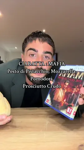 Fratello, le jeu @Mafia: The Old Country  est enfin sorti, quoi de mieux que de se faire une Ciabatta de vrai mafieux pour le tester 😎🇮🇹 N’hésite surtout pas à l’acheter, je te laisse le lien pour te le procurer ici et en description sur mon profil tiktok :  https://2kgam.es/456BXWF 🥪: Pesto di Pistacchio, Mozzarella, Pomodoro e Prosciutto Crudo  #sandwich #cumpariluca #mafia #ps5 #game 