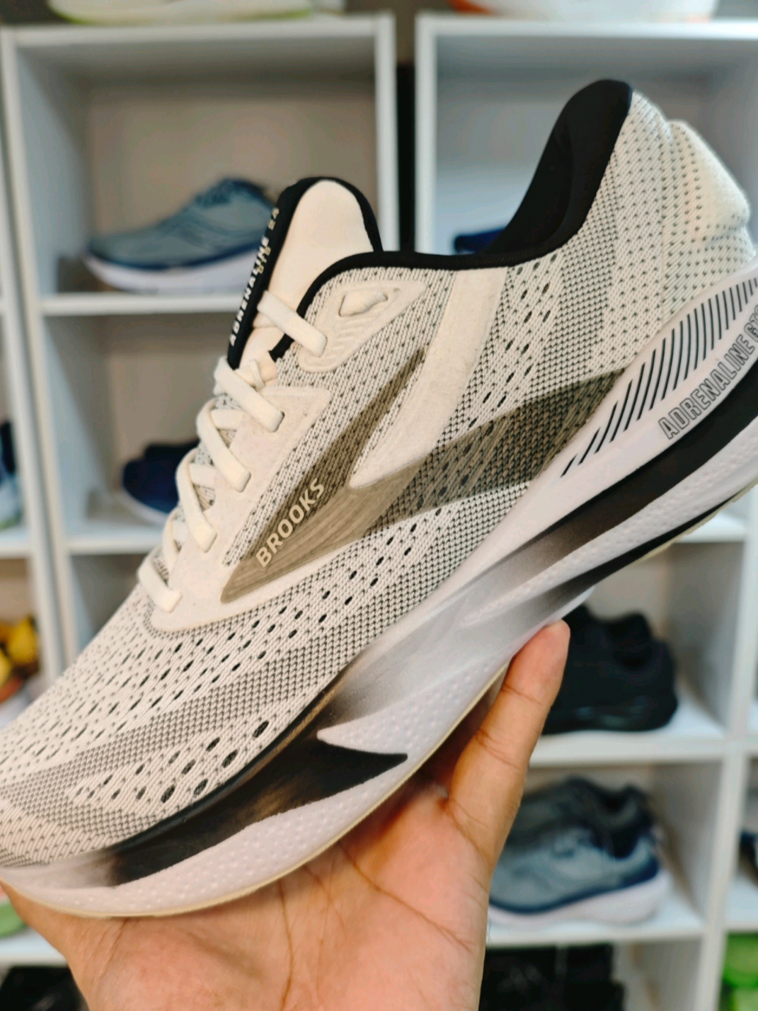 ✨ รองเท้าวิ่งที่นักวิ่งสายซัพพอร์ตต้องรู้จัก: Brooks Adrenaline GTS 24 🇺🇸 🏃‍♂️ การเลือกรองเท้าวิ่งให้ “เข้ากับเท้าและสไตล์การวิ่ง” สำคัญพอๆ กับการเลือกแผนการซ้อม       หนึ่งในรุ่นที่ได้รับการยอมรับมายาวนานกว่า 20 ปีคือ Brooks Adrenaline GTS และเวอร์ชันล่าสุด GTS 24 ก็ยังคงเป็น “คู่ใจ” ของนักวิ่งที่ต้องการ ความมั่นคง + ความนุ่มสบาย ในทุกก้าว --- 📌 ใครเหมาะกับรุ่นนี้ 🦶 คนที่มีเท้าล้มเข้า (Overpronation) ระบบ GuideRails® Support ช่วยประคองการเคลื่อนไหว ลดแรงบิดที่หัวเข่าและข้อเท้า 🏃 นักวิ่งที่ต้องการวิ่งนานขึ้นโดยไม่รู้สึกเมื่อยล้าเร็ว โฟม DNA LOFT v2 ให้ความนุ่มพอดี ไม่ยวบจนเสียจังหวะ 💼 คนที่ใช้รองเท้าวิ่งในชีวิตประจำวัน ใส่เดินทำงานหรือเที่ยวทั้งวันได้โดยไม่ปวดเท้า --- ⭐ จุดเด่นที่ทำให้ GTS 24 แตกต่าง 🛡 GuideRails® Support System – เทคโนโลยีเอกลักษณ์ของ Brooks ช่วยให้ขาและเท้าเคลื่อนไหวในแนวที่ถูกต้อง ☁ DNA LOFT v2 Midsole – นุ่ม น้ำหนักเบา และตอบสนองได้ดี 💨 Upper ระบายอากาศ สวมใส่กระชับแต่ไม่บีบเท้า ⚖ บาลานซ์ระหว่างซัพพอร์ตและความสบาย – เหมาะทั้งวิ่งทางไกลและวันพักฟื้น --- 💬 Tip จาก TEACHER RUNNING      > เลือกรองเท้าวิ่งไม่ใช่แค่เรื่องแบรนด์หรือราคา แต่คือการเลือก “ผู้ช่วย” ที่จะดูแลข้อเท้าและเข่าของคุณในทุกก้าว และถ้าคุณมีปัญหาเท้าล้มเข้าด้านใน รุ่นนี้คือหนึ่งในตัวเลือกที่น่าไว้ใจที่สุด