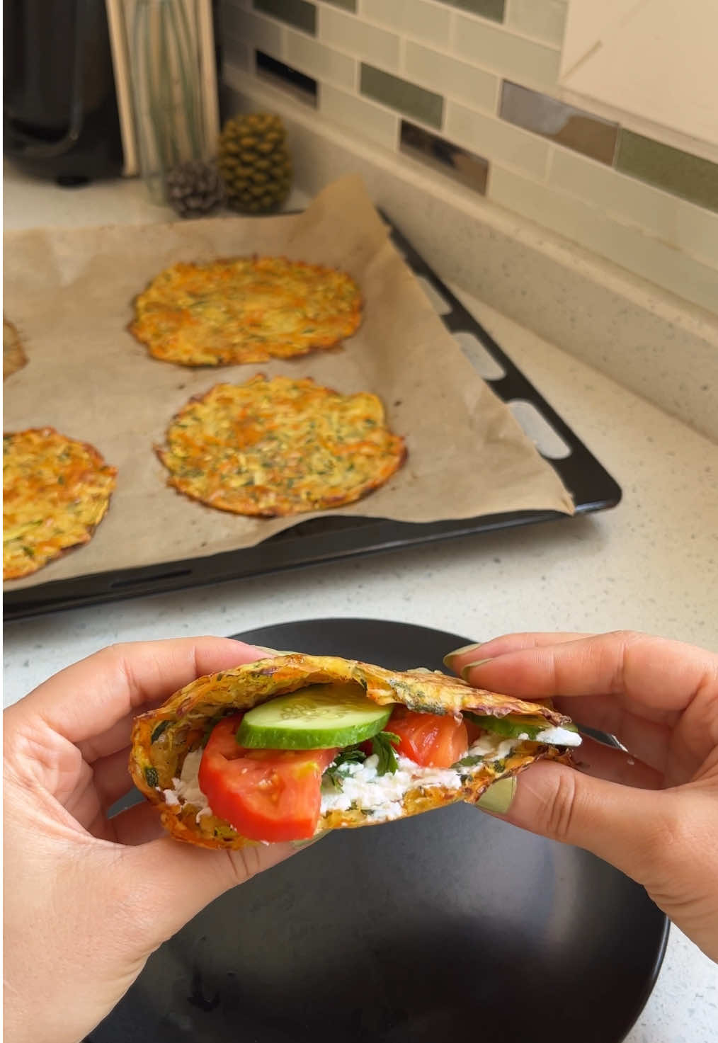 Sebze taco 🌮✨ • 1 orta boy kabak • 1 orta boy havuç • 1 küçük/orta boy patates • 3 yemek kaşığı kaşar rendesi • 1 adet yumurta • 1’er çay kaşığı tuz + pul biber + karabiber Sebzeleri rendeleyip iyice suyunu sıkalım. Yumurta, kaşar ve baharatlarla karıştıralım. (Bu aşamada sulanırsa tekrardan suyunu sıkabilirsiniz) Yağlı kağıt olan fırın tepsisine 4 taco çıkaracak şekilde kaşık yardımıyla malzemeleri yayalım. (Daha ince olması için elinizle bastırabilirsiniz) 180 derece fırında alt-üst kızarana kadar pişirelim. (ortalama 30-40 dakika) Fırından çıktıktan sonra soğumasını bekleyelim, daha sonra alalım. Arasına istediğiniz malzemeleri koyabilirsiniz. • Ben labne + maydanoz + domates + salatalık kullandım 🌮 Her bir sebze lavaşı ortalama 100 kalori 🤍 . #diyetisyen #diyetyemekleri #fittarifler #sağlıklıtarifler #taco   