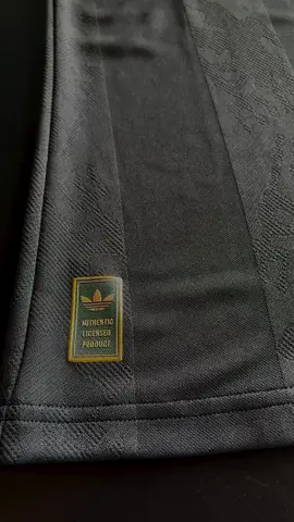 ⚫💛 A nova terceira camisa do Manchester United 25/26 chegou para resgatar a ousadia dos anos 90! Inspirada na era de ouro dos Red Devils, ela combina o preto imponente com detalhes amarelos vibrantes e um toque de azul no colarinho que exala atitude. 🏟🔥 Com o Trefoil da adidas de volta e a tecnologia de ponta no tecido, essa é mais que uma camisa — é história, é legado, é Manchester United! ❤️🖤  #ManchesterUnited #MUFC #CamisaNova #TerceiraCamisa #RedDevils 