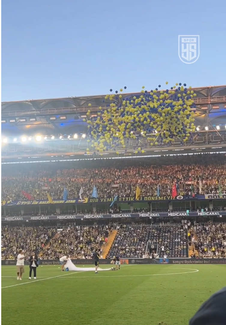 🩶 Fenerbahçe, geçtiğimiz günlerde hayatını kaybeden ve hayali Kadıköy’de balon uçurmak olan kanser hastası Duygu Özdin anısına gökyüzüne 1907 adet balon uçurdu.  #Fenerbahçe #DuyguÖzdin 