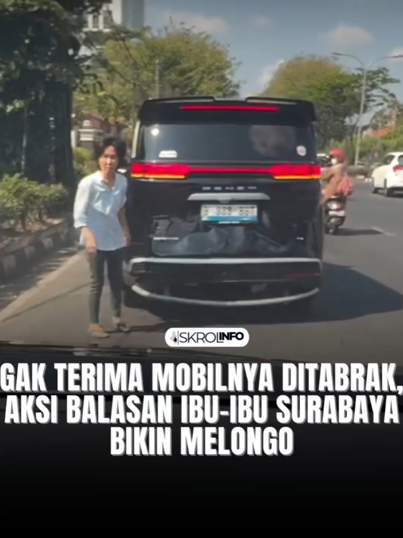 Drama di Jalan Surabaya: Salah Paham Berujung Emosi Panas Kejadian ini terekam di Surabaya, saat sebuah mobil perekam nggak sengaja nyenggol mobil Denza karena Denza ngerem mendadak — penyebabnya ada motor jatuh di depannya. Awalnya kedua pengemudi turun dengan tenang dan ngobrol baik-baik. Si pemilik Denza minta ganti rugi, tapi perekam nolak dengan sopan karena merasa sama-sama salah. Eh, suasana berubah panas… si Denza malah mundur dan nabrak mobil perekam sampai dua kali. Guys, di jalan itu memang harus ekstra sabar. Salah sedikit, kalau emosi meledak, malah bisa runyam. 🎥: silucu4677 --- ⚡Follow @skrolinfo biar nggak FOMO! 🎯 Info scrollable, relatable, penuh fakta & opini buat netizen cerdas. Skrol dulu, baru ngerti. --- #surabaya #surabayahits #surabayakuliner #infosurabaya #surabayafoodies 