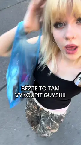 O tomhle obchodu bohuzel vubec nikdo nevi🥲🥲a proto je jasny ze bude zavirat:( ale bezte zachranit tohle nadherny obleceni a trochu si zrujnovat penezenky haha maji tam sposty veci jak pro zeny tak pro muze a urcite si najdete svoje nadherny kousky stejne jako ja za posledni 2 roky❤️#fyp #foru #store #y2k #prague 