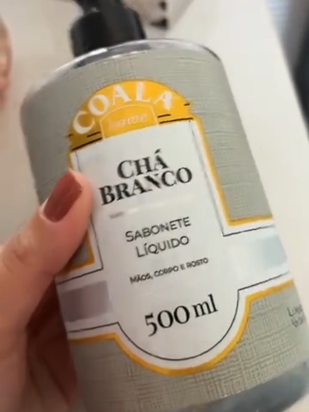 Kit 3 Unidades Sabonete Líquido Chá Branco 500 ml. Se você ainda não conhece o Kit de 3 Sabonetes Líquidos Chá Branco da Coala Essências, prepare-se pra se apaixonar. Não é só sabonete — é uma experiência sensorial, uma viagem olfativa, um banho digno de novela das 9. 💅🌿 💭 “Cheiro de gente fina, elegante e sincera” — dizem por aí. E não é exagero: o aroma de chá branco é tão sofisticado que parece que sua pele passou o dia num spa em Paris. 👐🧴 Pode usar nas mãos, no corpo e até no rosto — porque sua pele merece esse carinho completo. É aquele tipo de produto que você espalha pela casa e todo mundo pergunta: “O que é esse cheiro maravilhoso?” Por que tá todo mundo obcecado? ✔️ Limpa sem ressecar — porque pele hidratada é pele feliz. ✔️ Fragrância delicada e chique — tipo aquele perfume caro que você só usa em ocasiões especiais. ✔️ Textura aveludada — sua pele vai pedir bis. ✔️ 3 unidades de puro luxo — pra espalhar elegância no banheiro, no lavabo e até no presente da sogra. ✔️ Versátil e democrático — perfeito pra toda a família, em qualquer parte do corpo. Se você quer transformar o banho em um momento de glamour e bem-estar, esse kit é o seu novo queridinho. E sim, ele tem aquele cheirinho de casa de rica que todo mundo comenta. 🛁 #CapCut 