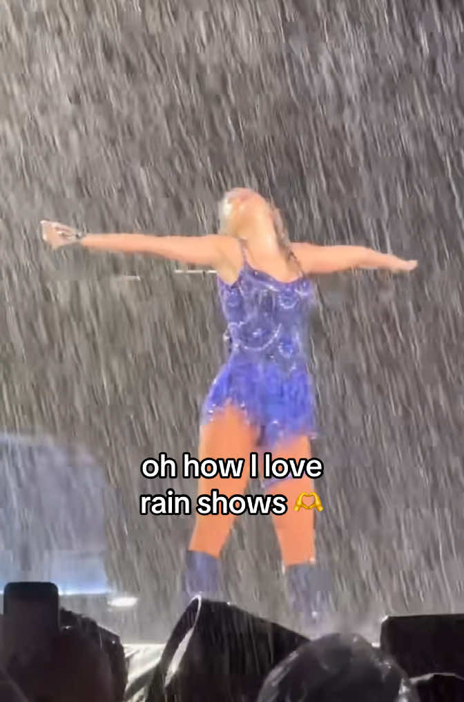 rain shows are the best!!! 🌧️ #taylorswift #ts12 #erastour #swiftietok #blowup 
