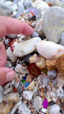 Rainbow Beach's Crystal Secrets, but beneath the sand lies a secret world of crystals.#pearl #emeralds #goldhunters #agate #crystal #Gems #diamonds #viralvideo #gems 
