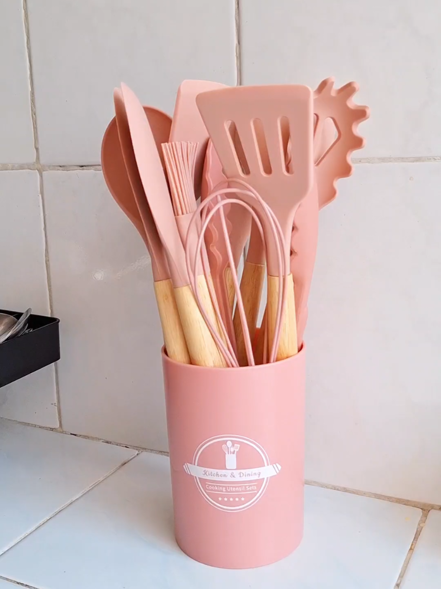 12 utensilios de silicona con mango de madera y organizador. Resistentes al calor, no rayan tus ollas y vienen en un rosa aesthetic que hace tu cocina más bonita y ordenada. 🍳✨ #cocinaaesthetic  #setdecocina  #UtensiliosBonitos  #organizatucocina #decoracioncocina 