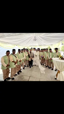 Bunga cempaka indah bersusun,   Mekar di laman istana permai;          Kasih bersemi junjungan disanjung, Bersemayam bahagia aman damai..             Selamat pengantin baharu engku 🙏🏼.            Majlis Pernikahan DiRaja, YTM Raja Kecil Sulong Perak Darul Ridzuan, Raja Dato’ Seri Ahmad Nazim Azlan Shah Bin Almarhum Raja Dato’ Seri Ashman Shah dan pasangan, Cik Nadia Esham Binti Esham di Istana Iskandariah, Kuala Kangsar Congratulations to the royal couple.. may the union last until jannatul firdaus. Tahniah tuanku 🙏🏼🌹🌹 #royalperak #haqqanimaulidensemble #royalwedding #perak #maulid #fyppppp#rajaahmadnazimazalanshah#royalfamily #perak #ciknadia#perkahwinandiraja#istiadatdiraja