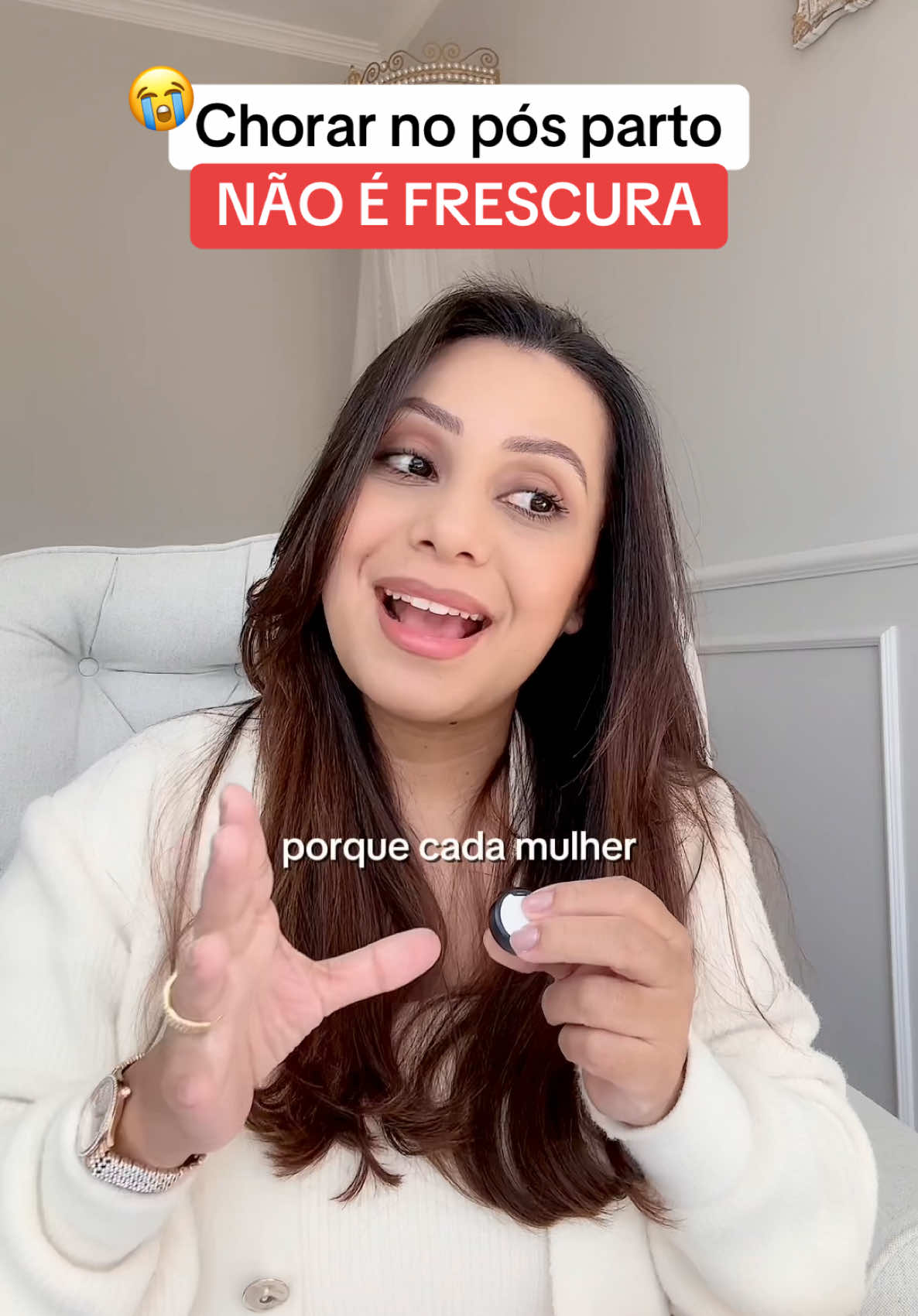 Chorar no pós-parto não é frescura. 💔 Nos primeiros dias, é comum sentir uma sensibilidade maior, chamada baby blues. Mas se passar de 15 dias, essa tristeza pode ser depressão pós-parto e precisa de atenção e cuidado. A reposição de vitaminas e nutrientes é muito bem-vinda no pós-parto; ajuda o corpo a se fortalecer e a lidar com a nova rotina com o bebê. As vitaminas que eu tomo são Nutrigeston. 