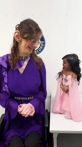 التقت أطول امرأة في العالم روميسا جيلجي (تركيا 🇹🇷) بطول 2.15 متر، مع أقصر امرأة في العالم جيوتي أمجي (الهند 🇮🇳) بطول 62.8 سم، وذلك في مكاتب غينيس للأرقام القياسية. #غينيس_للأرقام_القياسية