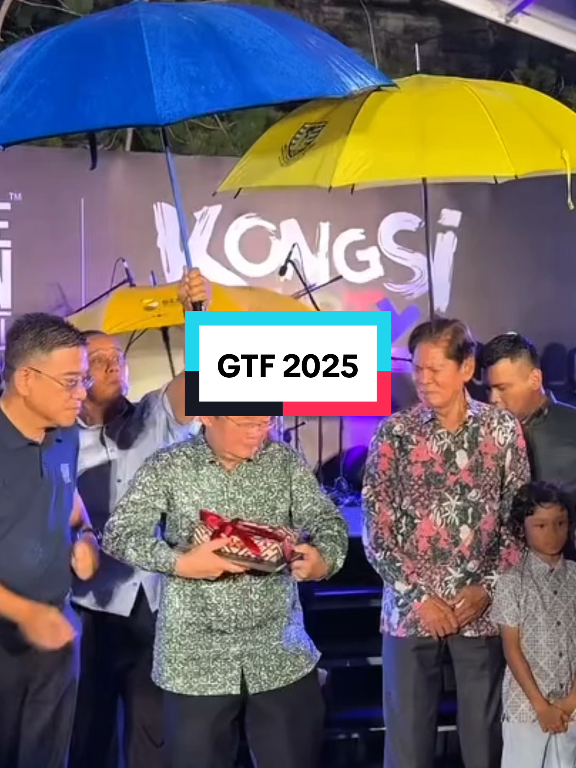 Majlis Penutupan George Town Festival 2025 di perkarangan Seh Tek Tong Cheah Kongsi dan Padang Kota. Festival tahunan yang berprestij ini menghimpunkan pelbagai persembahan seni, muzik, tarian, teater dan pameran daripada penggiat seni tempatan serta antarabangsa. George Town Festival bukan sahaja menjadi platform untuk memartabatkan seni dan budaya, malah turut memperkukuh identiti warisan Pulau Pinang sebagai Tapak Warisan Dunia UNESCO. syabas kepada pihak penganjur serta semua jabatan dan agensi yang terlibat atas komitmen, dedikasi dan usaha gigih dalam menjayakan penganjuran festival ini.