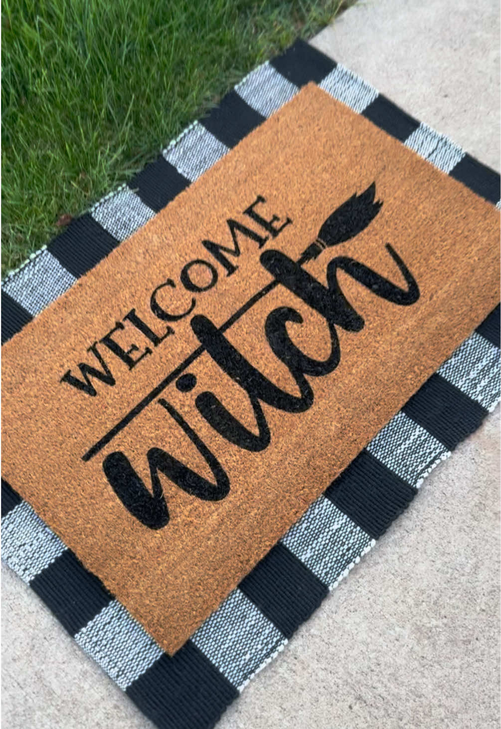 Welcome Witch 🧙🏼  Website link in bio. 🖤 #doormat #halloweendoormat #diydoormat #halloween #DIY 