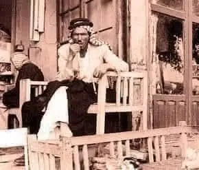 سالفه ورباط   يگولون گبل كان أكو شيخ عشيرة خوش زلمه ومعدل بس بيه عيب واحد لمن يجيه ضيف يطَلِّع روحه بكثرة الأسئلة ولحد ما الناس ضاجت وملَّت وصارت تبتعد عنَّه وما تروح لمضيفه وبيوم من الأيام أجه لعشيرتهم شاب ذكي گال وسأل وين مضيف الشيخ؟؟  الناس صاحت عليه...  عمي إنت شموديك للشيخ غير يطلع روحك بالأسئلة گللهم ما عليكم آنا أجاوبه وصل للمضيف وبعد الترحيب وتقديم واجب الضيافة بدأ الشيخ بالأسئلة مالته : عمي انت من ياعمام: جاوبه الشاب من العشيرة الفلانية گلَّه الشيخ والنِّعم  ومنو شيخكم؟؟  كالة شيخ فلان رد الشيخ يسأل گلَّه: وشلونه شيخكم؟؟ جاوبه الشاب : شيخنا يستحي؟؟ هنا الشيخ سكت وما سأل أي سؤال بعد؟؟ تعجبوا الناس إل گاعدين لأنهم متعودين من الشيخ يسأل على كل شي وبقى الشاب عدهم ساعة وبعدين رجع لديرته هنا الشياب وجوه العشيرة إل گاعدين بالمضيف سألو الشيخ:  شعجب إنت ماكثرت بالأسئلة على الضيف وأكتفيت بجوابه عن شيخهم يستحي؟؟ جاوبهم: گلهم كلمة اليستحي جامعتهن كلهن اليستحي ماتنهضم عشيرتة وأخوته واليستحي مايبيع أبن عشيرته واليستحي لازم عنده حظ وبخت واليستحي عنده غيرة على عشيرته وأبنائها لأن الماعنده غيرة عليهم ماعنده غيره على عيالة واليستحي مايبوك ولا يغدر  واليستحي ماينافق على الناس واليستحي مايصير جبان واليستحي مايصير بخيل واليستحي ما يجذب  واليستحي معدل بكل تصرفاته واليستحي لازم يبتعد عن كل ردِية واليستحي يخاف الله واليخاف الله سهمك منه الراحة  فسلامي  لكل إنسان يستحي في هذا زمان الذي ضاع فيه كل مستحة..