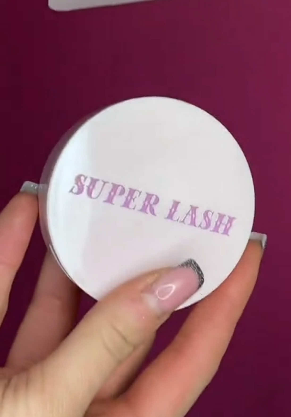 Efekt blasku, który przyciąga spojrzenia to właśnie Superlash! Wybierz swój model i załóż w kilka sekund bez kleju! 