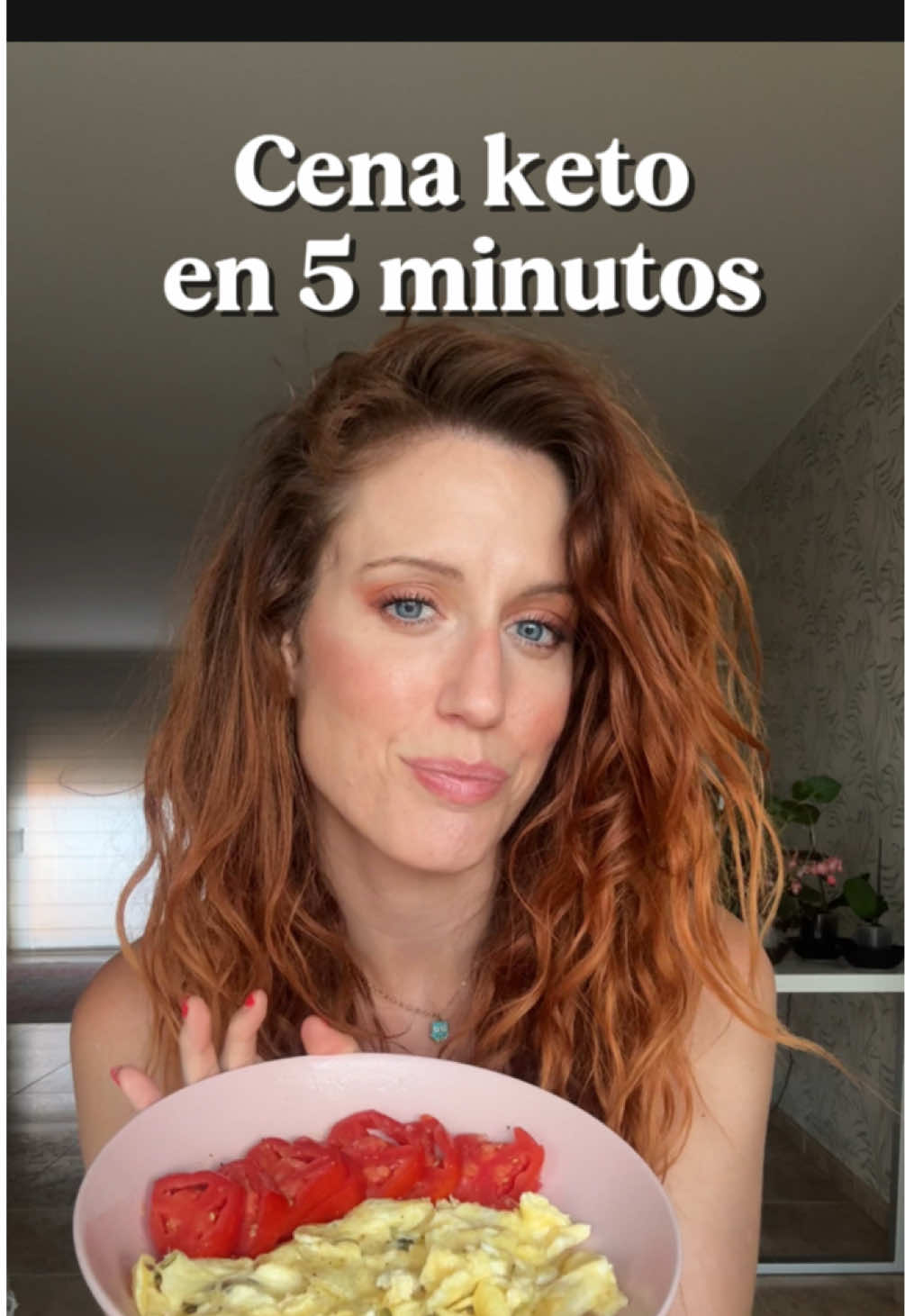 🥑 Cena keto lista en 5 minutos 3 huevos 🥚 con ghee, queso de cabra 🧀 y pipas de girasol 🌻. Acompañado de tomate 🍅 y un chorrito de AOVE. ✅ 730 kcal · 30 g proteína · 65 g grasas saludables · 6 g carbs complejos. 💡 Guarda esta idea para tu próxima cena. #CenaKeto #RecetaFácil #AltoEnProteína #GrasasSaludables