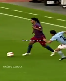 Ronaldinho no Barcelona 😮‍💨 #ronaldinho #ronaldinhoskills #skills #barcelona #footballtiktok 