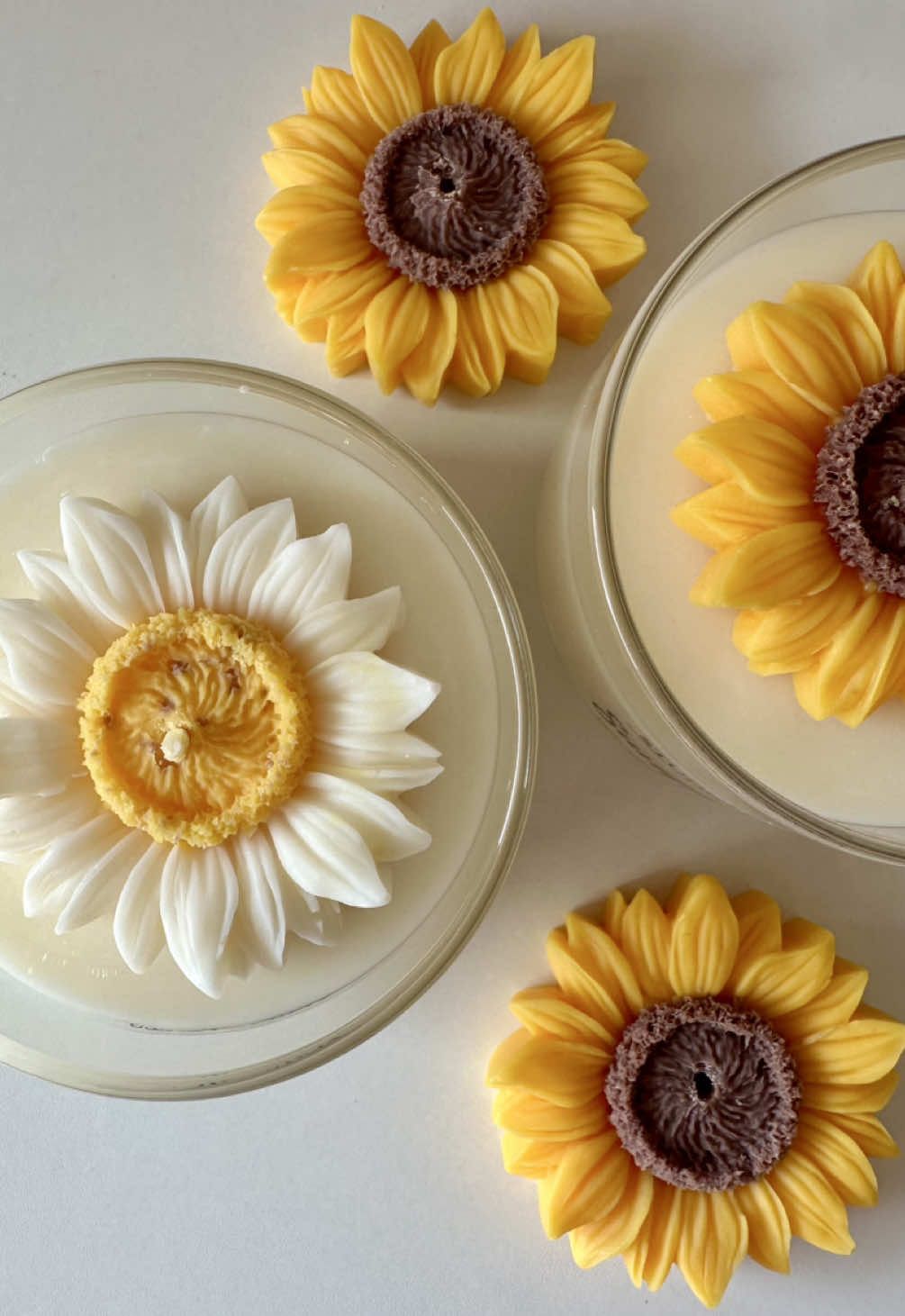 Want to create this stunning sunflower candle yourself? 🌻✨ Watch closely — I’ve hidden some pro tips inside! #DIYcandle #SunflowerCandle #CandleMaking #kerzen #kerzendiy 