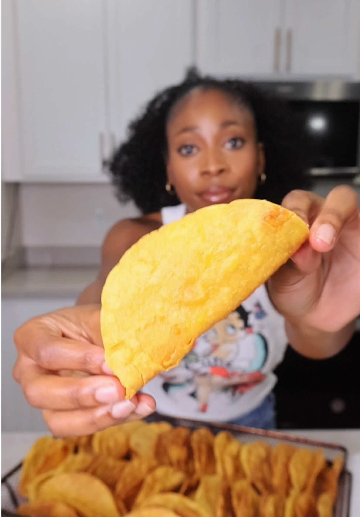 How to make crispy and crunchy taco shells at home! 🌮 #crunchytacos #tacotuesday🌮 #KitchenHacks #fyp #fypシ #foryoupage #kendyllniquole 