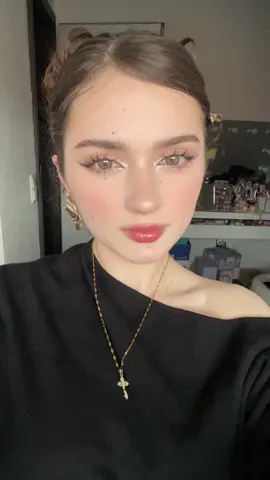 I think warm toned makeup makes green eyes pop out more 🤔 #makeup #kbeauty #koreanmakeup #douyin #douyinmakeup #cmakeup #glittermakeup  #lipcombo #trend #trending #viral #viralvideo #fyp #foryoupage #chinesemakeup 