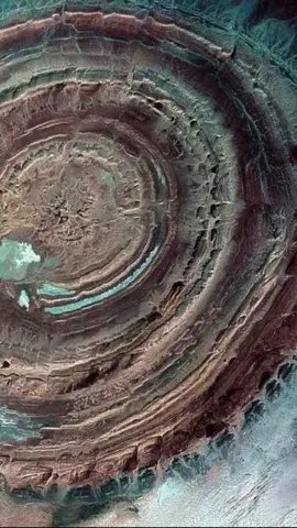 The Richat Structure — nicknamed the “Eye of the Sahara” — first caught NASA’s attention from space. At first, scientists thought it might be an ancient multi-ringed impact crater… but research now points to a massive volcanic dome uplifted by pressure from deep below. Over time, erosion sliced off the top, revealing its spectacular concentric rings.