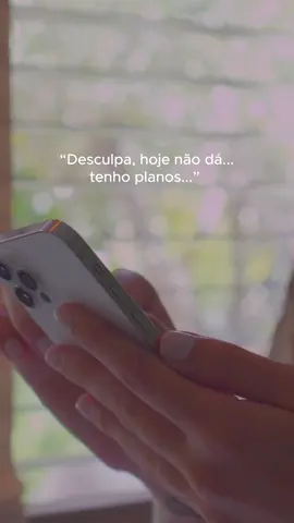 Uma pausa na rotina. Um instante só seu. ✨ Com um simples toque, a luz se ajusta e o ambiente se transforma. Uma persiana motorizada é indispensável para uma rotina onde o conforto é prioridade. Você merece viver essa experiência. Descubra todas as possibilidades que a motorização de cortinas e persianas pode te proporcionar!