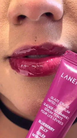 “Blueberry jelly” 🫐🍮 glossy, glowy, gloopy  @laneige_us #glazeddonut #glossylips #lipswatches #lipgloss #glowymakeup #lipbalm #laneige 