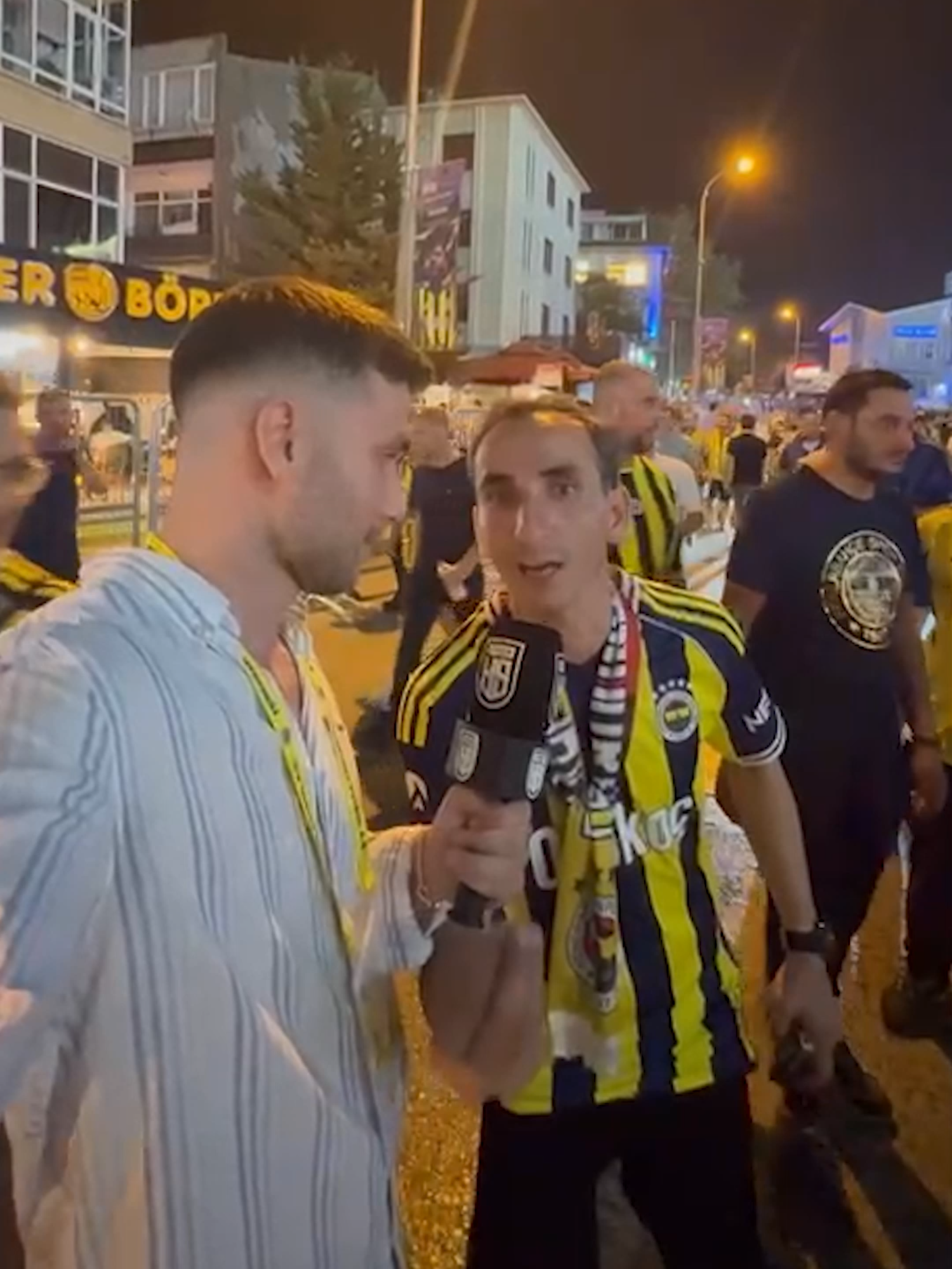 🗣️ Fenerbahçeli taraftarlardan Muhammed Kerem Aktürkoğlu'na bir mesaj göndermelerini istedik. 🎙️ @Kerem Türkyılmaz  #KeremAktürkoğlu #Fenerbahçe #Galatasaray