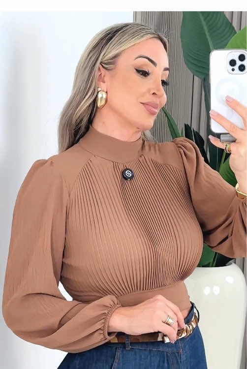 Elegância com um toque moderno! 🤎 Um look versátil que transita fácil do dia para a noite. Onde você usaria primeiro? 👇 ✔ Cropped Manga Longa Izaura - Marrom ✔ Calça Pantalona Alfaiataria Jeans Gleice ✔ Cinto Couro Laura - Caramelo ✔ Parcele sua compras em 10x sem juros em nosso site. . -—————————————— www.lojastrass.com.br -—————————————— Para dúvidas sobre tamanho, tecido e modelagem chame no Whatsapp (47) 99783-4473. Entregamos para todo Brasil🇧🇷 . Compre Online www.lojastrass.com.br ou visite-nos em nossa loja física localizada na Rua 15 de Novembro, 788 Blumenau/SC. . . #croppedmangalonga #croppedmarrom #calçapantalona #pantalonajeans #cintocaramelo #looksofisticadofeminino #modamulhermadura #modafeminina #lookparatrabalho #estiloelegantefeminino #lookdiaadiafeminino 