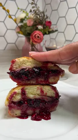 Sandwich de tres queso con frutos rojos confitados Ingredientes: 	•	Pan (tipo baguette o el que prefieras) 	•	Queso parmesano rallado fino 	•	Queso provolone en lonchas 	•	Queso mozzarella rallado  	•	Frutos rojos (moras y grosellas)  	•	Azúcar para confitar 	•	Mantequilla sin sal Paso a paso (como en el reel): 1️⃣ Corta el pan por la mitad y tuesta el interior con mantequilla en una sartén. 2️⃣ Una vez dorado, coloca el parmesano, el provolone y la mozarella. 3️⃣ Cubre la sartén y deja que los quesos se fundan lentamente. 4️⃣ Abre el pan y, sobre el queso caliente y derretido, añade los frutos rojos confitados con azúcar hasta formar una mermelada espesa. 5️⃣ Cierra el sandwich, corta en diagonal y deja que el queso y la mermelada se vean en todo su esplendor. . . . . . . . #sandwich #Receta #Recipe #fyp #queso 