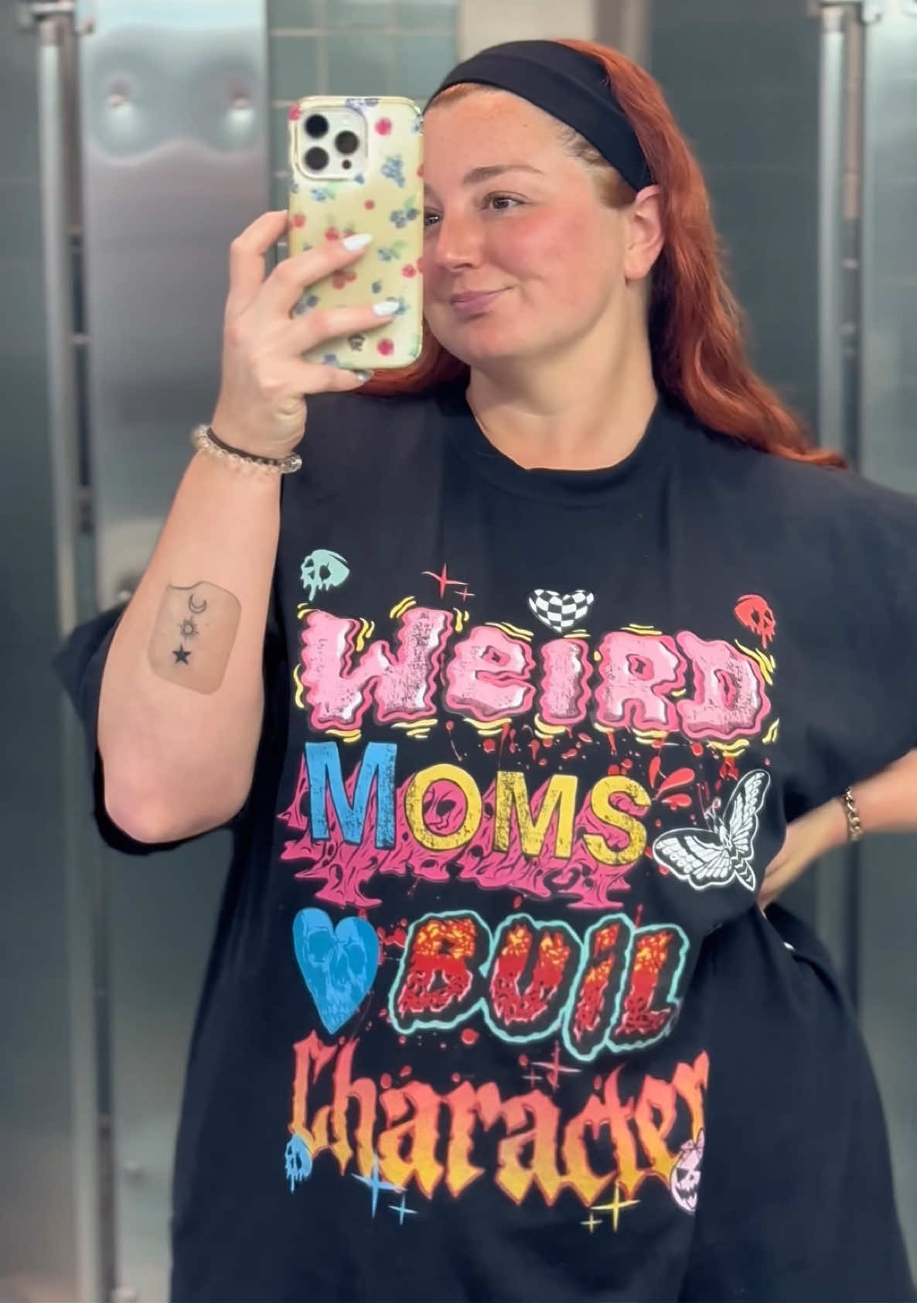 my fave @In Stitches Apparel comfort colors tee is necessary if I’m going to be in the car all day. We will be home tonight!! 😍❤️ #OOTD #fitcheck #momootd #momfitcheck #sahmootd 