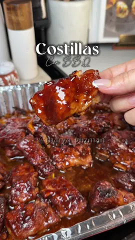 Costillas bbq  Ingredientes: 	•	3 1/2 libras de costillas de cerdo, cortadas en pedazos 	•	½ taza de jugo de naranja 	•	6 chiles chipotles en adobo (de lata) 	•	2 dientes de ajo 	•	Sal y pimienta al gusto 	•	Salsa BBQ de tu preferencia Preparación: 	1.	Preparar la salsa: En una licuadora, coloca el jugo de naranja, los chiles chipotles, el ajo, sal y pimienta. Licúa hasta obtener una salsa suave. 	2.	Marinar: Coloca las costillas en un refractario, vierte la salsa encima, cubre bien todas las piezas y tapa con papel aluminio. 	3.	Hornear: Lleva al horno precalentado a 370 °F (190 °C) por 1½ a 2 horas, o hasta que la carne esté suave y jugosa. 	4.	Agregar BBQ: Retira el papel aluminio, unta las costillas con salsa BBQ usando una brocha y hornea 10 minutos más para que se caramelicen. 	5.	Servir: Disfruta las costillas calientitas con arroz, ensalada o tu guarnición favorita.                           Bbq ribs #bbqribs #ribs #Foodie #foryoupage #fyp 