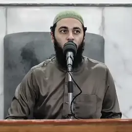 أحمد العربي : التَقلدُ باكفار 🥹🤍 . . . . . . #احمد_العربي #اقتباسات #اقتباسات_عبارات_خواطر🖤🦋❤️ #الاسلام #مسلم 