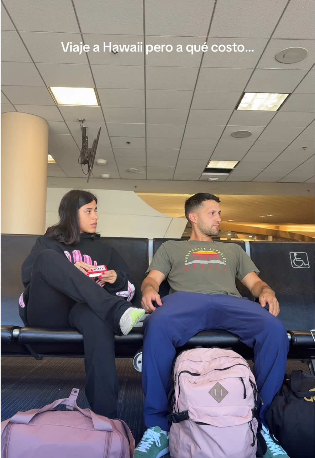 Nos vamos de viaje pero a qué costo… 🌺 #hawaii #humorviral #viajes #aeropuerto #trip 
