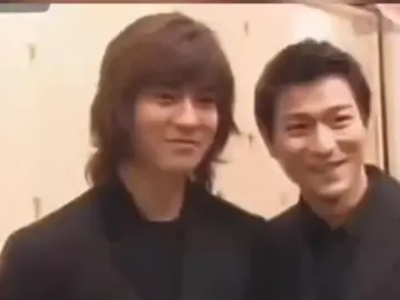 Momen ketika Vic Zhou & Ken Zhu F4 bertemu Andy Lau  Vic Zhou terlihat grogi dan salah tingkah bertemu idolanya, Andy Lau.  Seperti diketahui Vic Zhou dan Jimmy Lin keduanya aktor dan penyanyi asal Taiwan yang pernah mengatakan di media, bahwa Andy Lau adalah idola mereka ヾ(❀╹◡╹)ﾉﾞ 🎥🎬 ʜᴀᴘᴘʏ ᴍᴇᴍᴏʀɪᴇs ʜᴀᴘᴘʏ ɴᴏsᴛᴀʟɢɪᴀ  ʟᴏᴠᴇ ʜᴏɴɢᴋᴏɴɢ ғɪʟᴍs & ᴍᴜsɪᴄ ɪɴ 𝟷𝟿𝟿𝟶s  (*＾＾*)// ❤🎥🎬 #kenzhu #viczhou #f4 #劉德華 #華仔 