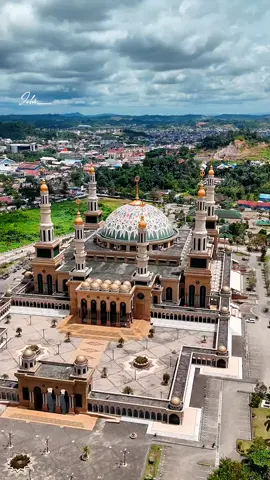 Masjid Islamic center Samarinda Masjid Baitul Muttaqien merupakan salah satu masjid terbesar di Asia Tenggara. Masjid ini terletak di latar depan Sungai Mahakam, dan memiliki tujuh minaret dan satu kubah besar sumber : wikipedia #samarinda #masjid  #kaltim #islamiccenter #borneo 