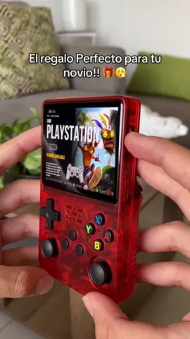 Este es el mejor regalo para darle a tu novio, con esta consola retro con mas de 10,000 juegos clásicos no volverá a aburrirse nunca mas 🎮🔥 ¿Tu tambien pasabas horas jugando a estos juegos? #consola #consolaportatil #videojuegos #consolagaming #juegosretro  Retro Consola Portátil con mas de 15,000 juegos clásicos incluidos (PS1, Arcade, NES,GBA, SNES). Ideal para los fanáticos de los videojuegos, ¿Cual es el primer juego que tu jugarías?