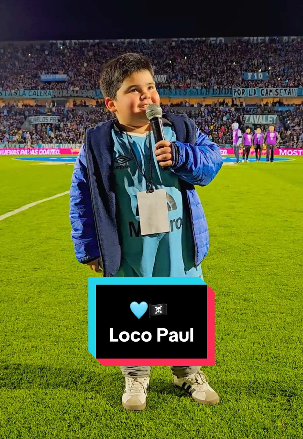 PRESENTADOR DE LUJO Y LLUVIA DE PELUCHES 🩵🏴‍☠️ Paul Saldaño hizo delirar al Gigante y dio pie a la fiesta solidaria.