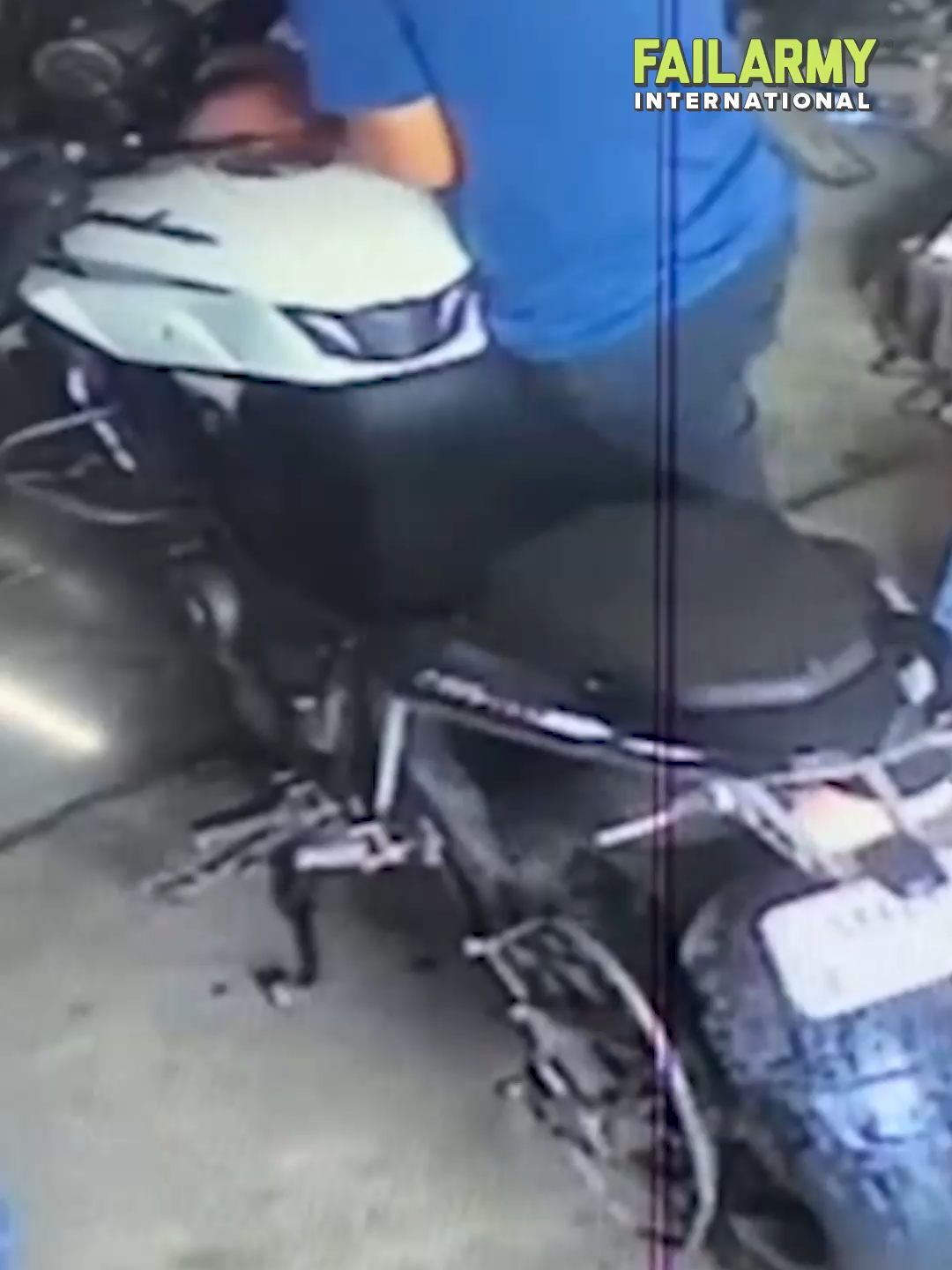 No shoes, big problem 👣 🏍️ #motorcyclefails #motosports #securitycamera #fail