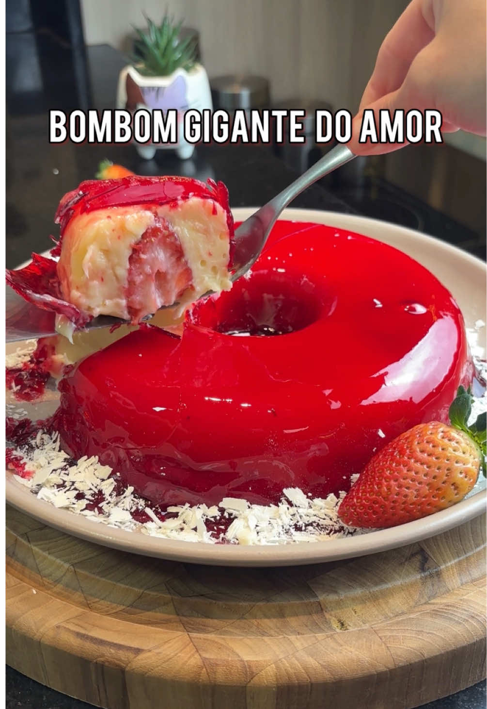 🍓 Morango do amor versão bombom gigante ❤️ Para o recheio: •3 leite condensado •2 creme de leite •3 colheres de leite em pó •1 1/2 colher de manteiga •1 1/2 (18g) de gelatina sem sabor incolor hidratada (misture 7 colheres de água só até incorporar, deixe descansar por 5 minutos e leve ao micro-ondas por 15 segundos) •10 morangos inteiros Para a calda: •300g de açúcar •120ml de água •1 colher de vinagre de álcool •Corante vermelho  Observações: *A gelatina e o brigadeiro devem estar mornos pra misturar.  *Pra desenformar, passe uma faca sem ponta nasq p bordas e no centro, vire no prato e dê leves batididinhas até soltar *Se não tiver termômetro, teste o ponto pingando num pote com água. Se endurecer rápido e quebrar como vidro, está no ponto certo (leva em média 15 a 20 minutos) #receitas #sobremesa #morangodoamor #morango 