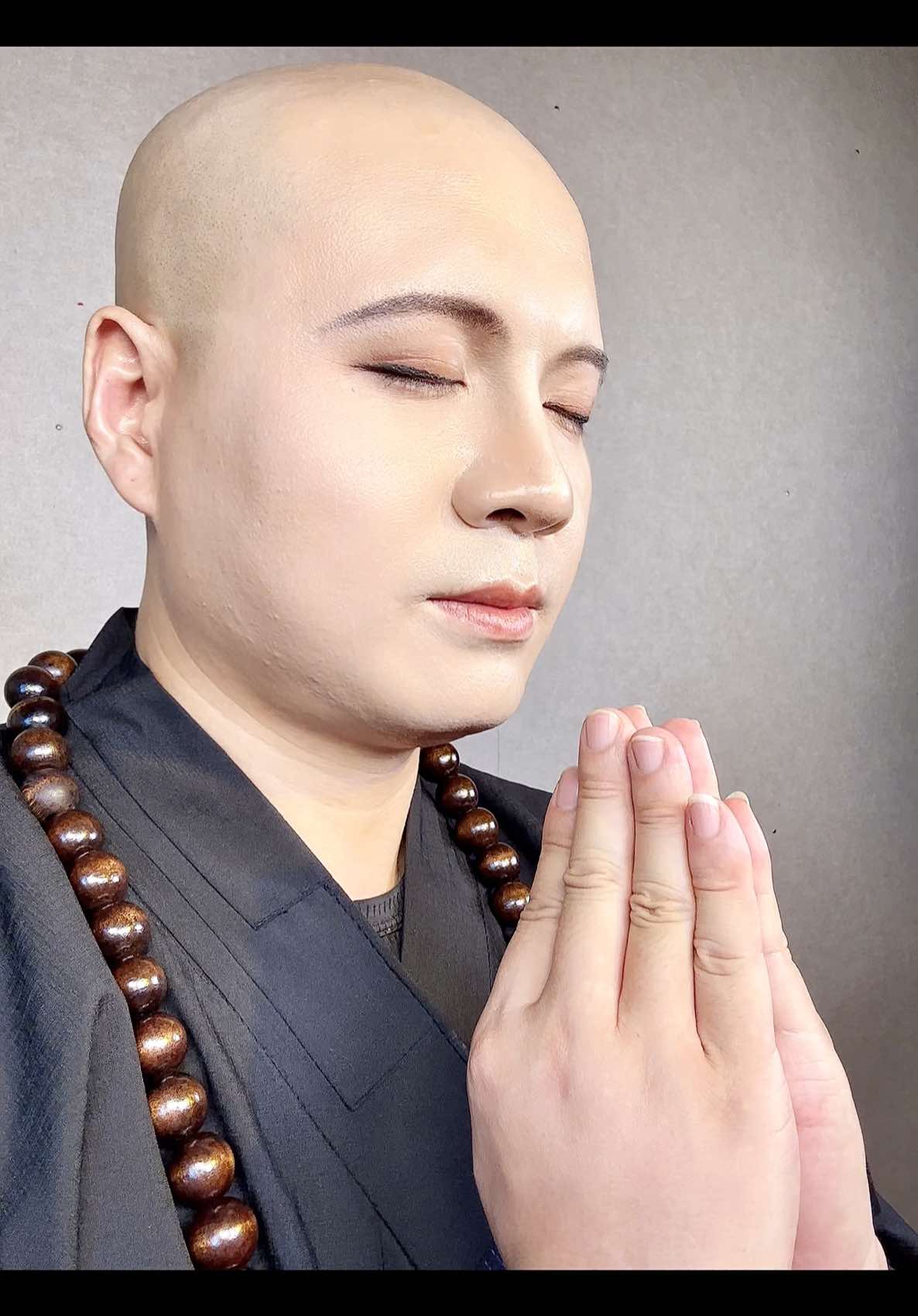弟子恭敬忏悔，愿以真心向三宝顶礼，忏除一切业障。 南无本师释迦牟尼佛，南无法王，南无十方三世一切佛菩萨圣众，愿慈悲加持弟子。 我昔所造诸恶业，身语意之所生， 无始贪嗔痴之习，种种烦恼之根， 皆悉忏悔，愿以忏悔净除，永离苦海轮回。 愿改过向善，精进修行，发菩提心，利乐众生， 以此忏悔功德，回向一切有情，愿皆离苦得乐，福慧增长。 南无阿弥陀佛，南无观世音菩萨，南无大愿地藏王菩萨，慈悲护佑。 弟子顶礼忏悔，祈求三宝慈悲加持，永离诸苦，得大自在。 阿弥陀佛！#弟子求忏悔🙏🙏🙏 #回向法界众生离苦得乐 #弥眼佛力 #佛教文化 #心经 