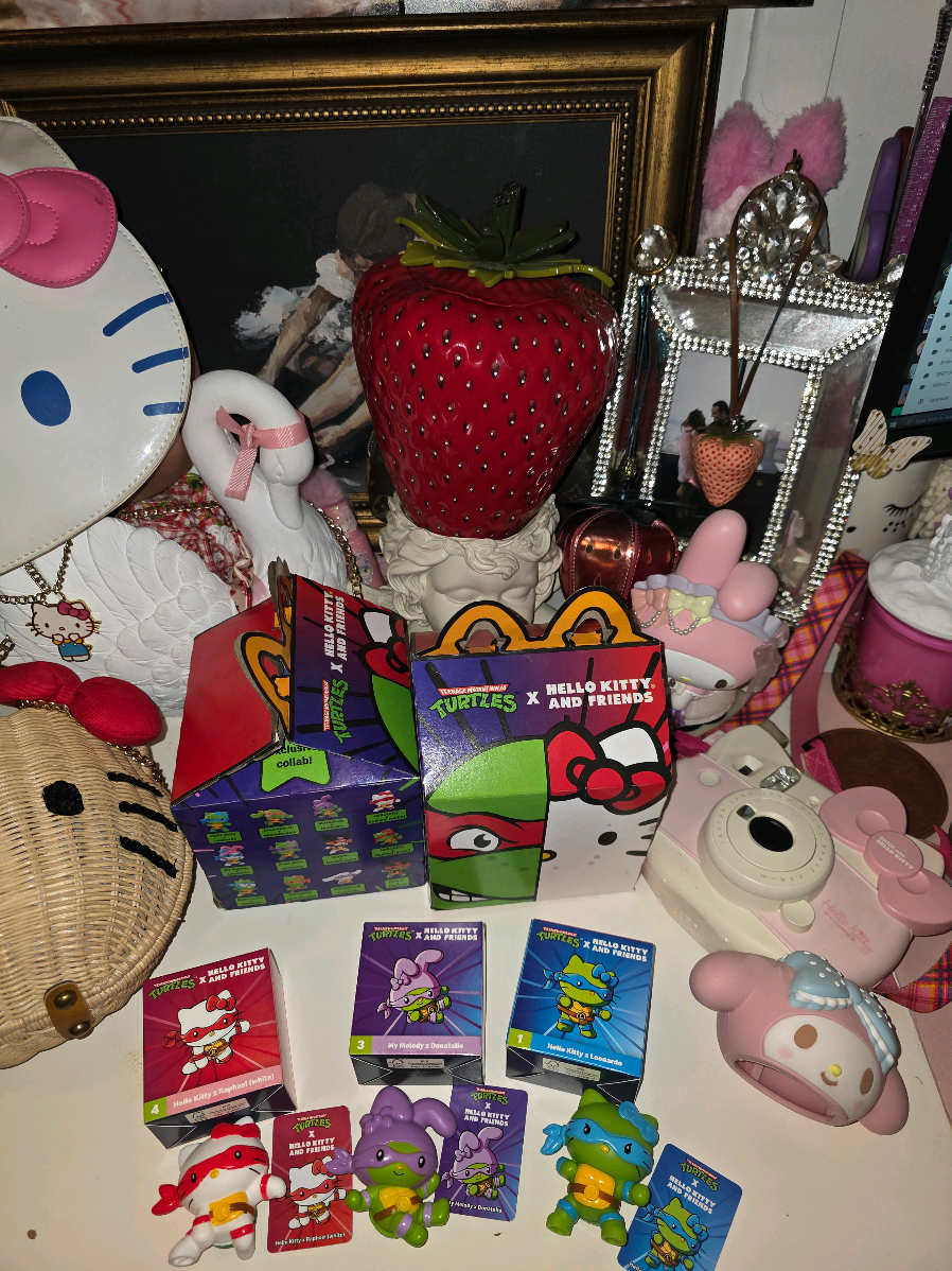 y'all im obsessed with these toys! screw the food just give me the toys haha 😂🩷🙌🏽✨️ #teenagemutantninjaturtlesxhellokitty #ninjaturtlesxhellokitty #Mcdonaldsninjaturtlesxhellokitty #hellokittyxninjaturtle  #mcdonalds 