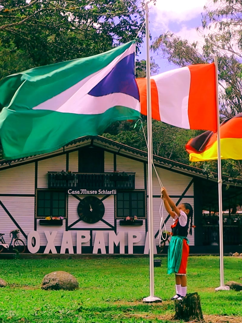 ✨ 134 años de historia, cultura y tradición ✨ Oxapampa no es un lugar que se visita… es un lugar que se vive. Cada amanecer trae consigo la fuerza de nuestras raíces europeas y amazónicas, floreciendo juntas en armonía con la naturaleza. Este mes de agosto celebramos nuestro 134° Aniversario de Fundación y las Fiestas Patronales en honor a Santa Rosa de Lima 🌹. Un tiempo donde la fe, la alegría y el orgullo recorren nuestras calles, nuestras danzas y nuestros corazones. ☕ Recorre nuestras rutas del café 🌿 Explora nuestras reservas naturales 🍽 Disfruta de nuestra gastronomía 🤝 Déjate envolver por nuestra hospitalidad Oxapampa te espera con un mes lleno de cultura, música y emociones que te acompañarán para siempre. 📅 Este agosto, sé parte de nuestra historia. ¡Descúbrela, vívela y compártela! 💚  @d4vid.ba