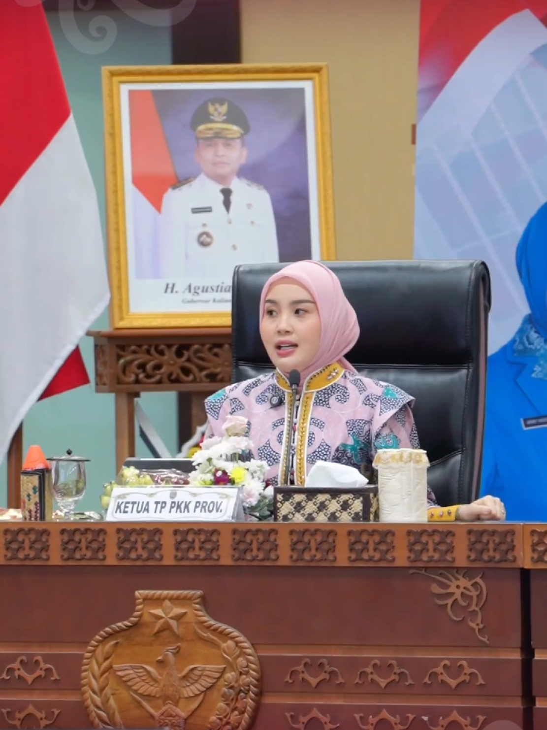 Wakil Gubernur Edy Pratowo sekaligus sebagai Ketua Tim Percepatan Penurunan Stunting (TPPS) Provinsi Kalimantan Tengah hadir dalam Rapat Koordinasi Penurunan Stunting dan Bangga Kencana di Aula Jayang Tingang, Kompleks Kantor Gubernur, Selasa (12/8/2025). Rakor ini digelar sebagai upaya memperkuat komitmen dan kerjasama lintas sektor untuk bersama-sama menurunkan angka stunting di daerah. Selain itu, Rakor juga merupakan momentum mengintegrasikan dan mengevaluasi program Bangga Kencana demi mewujudkan keluarga yang berkualitas, sehat dan sejahtera. Rakor diikuti oleh para Bupati/Walikota, unsur TPPS Provinsi dan Kabupaten/Kota, TP PKK se-Kalteng, tenaga kesehatan, kader serta para mitra yang peduli pada isu stunting dan pembangunan keluarga. Turut serta Kementerian Kependudukan dan Pembangunan Keluarga (Kemendukbangga), yang diwakili Kepala Perwakilan Kemendukbangga/BKKBN Provinsi Kalteng dr. Sunarto, Plt. Sekretaris Daerah Leonard S. Ampung dan sejumlah Kepala OPD. Dok. AS MEDIA #kaltengberkahindonesiamaju  #kalrengberkah #kaltengmaju #tppkk #tppkkalteng #kalteng #agustiarsabran  #aisyahthisiaagustiarsabran 