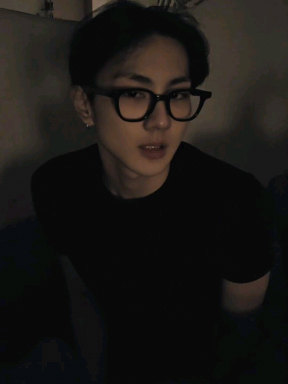 #pov Pt.2 —Jungwon Hidupmu menjadi tak tenang. Hari-harimu terasa begitu panjang. Jungwon, pria itu semakin menjadi-jadi dalam merundungmu bersama dengan teman-temannya. Kamu dan Jungwon memang tidak satu kelas, namun Jungwon selalu mengawasimu seperti yang dia katakan tempo hari. Saat ini kelasmu sedang pelajaran olahraga, jadi guru menyuruh kalian untuk berada di area lapangan basket. Yap! Agenda olahraga hari ini adalah bermain basket. Dari kejauhan Jungwon terus mengawasimu, Kamu bisa melihatnya. Satu-persatu sesuai dengan urutan absen maju untuk mencoba memasukkan bola basketnya ke dalam ring/rim. Kamu pun mencobanya dan bola itu masuk ke dalam rim. 